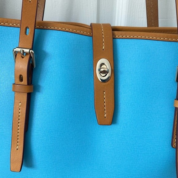 Beautiful baby blue BRAND NEW NEVER USED Dooney & Bourke long strap purse! - Picture 4 of 9